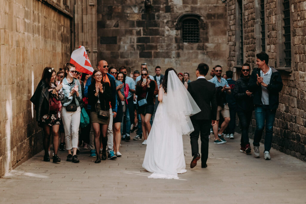 pre-wedding session in barcelona old quarter
