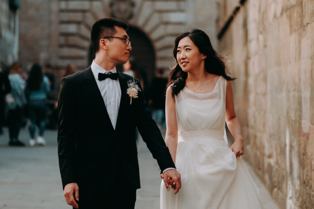 pre-wedding session in barcelona old quarter