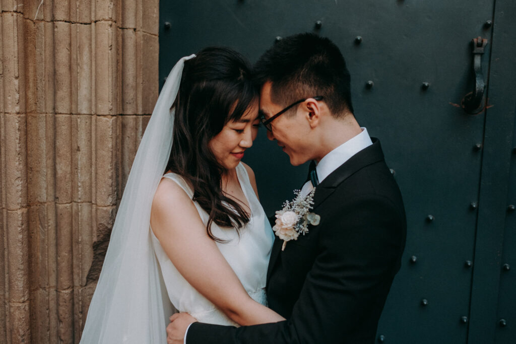 pre-wedding session in barcelona old quarter