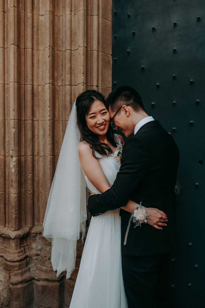pre-wedding session in barcelona old quarter