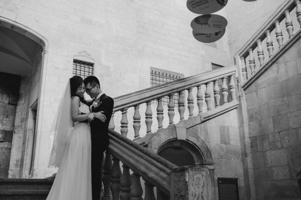 pre-wedding session in barcelona old quarter