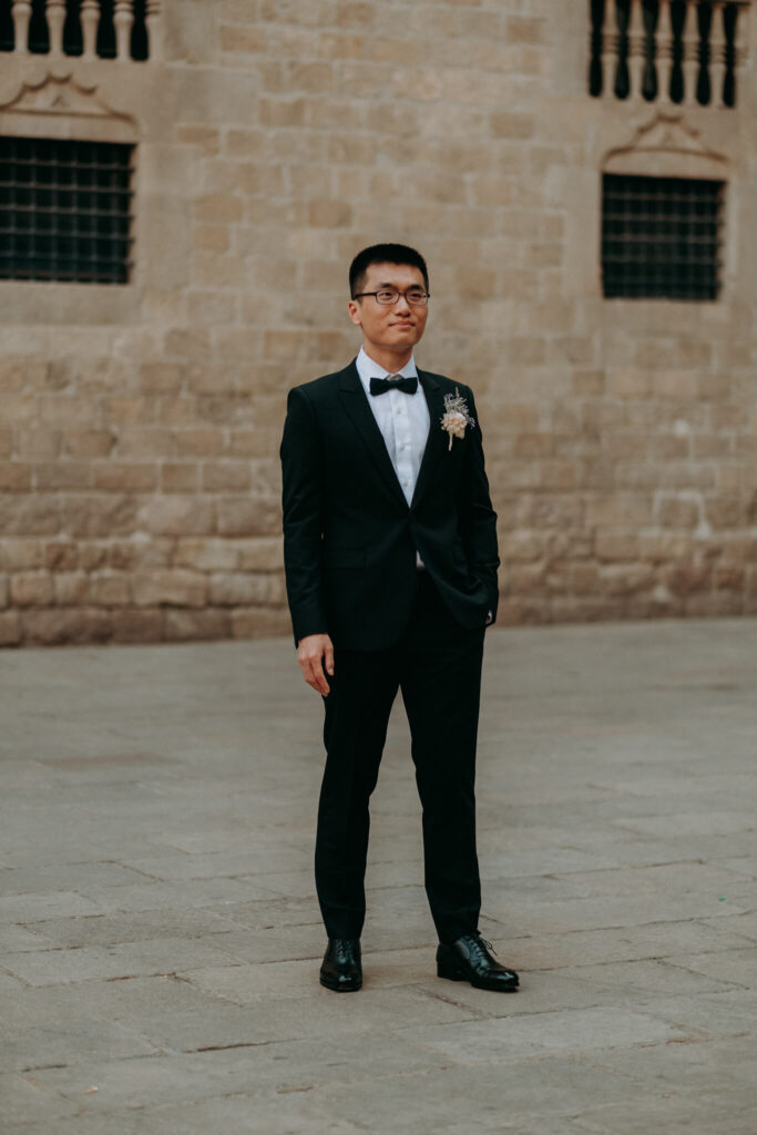 pre-wedding session in barcelona old quarter