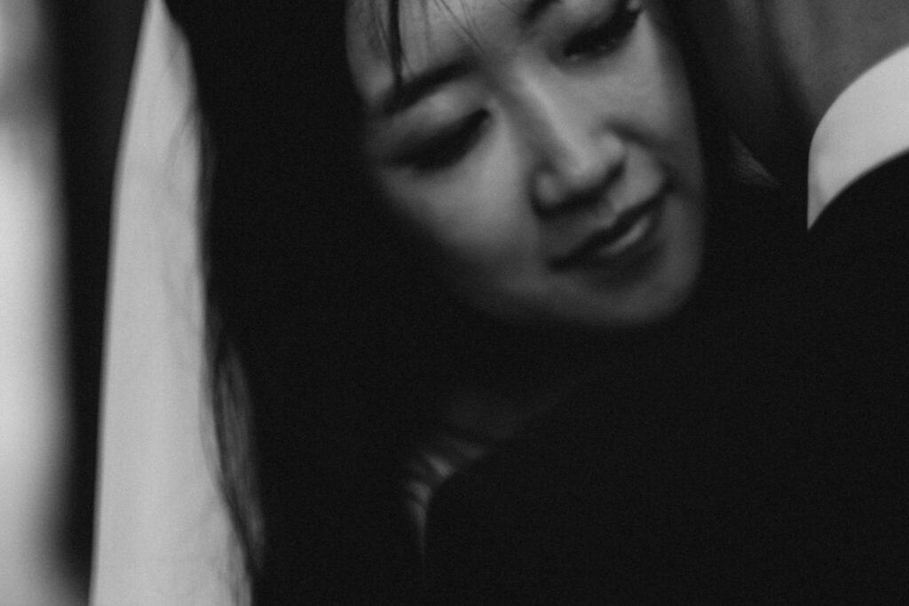 pre-wedding session in barcelona old quarter