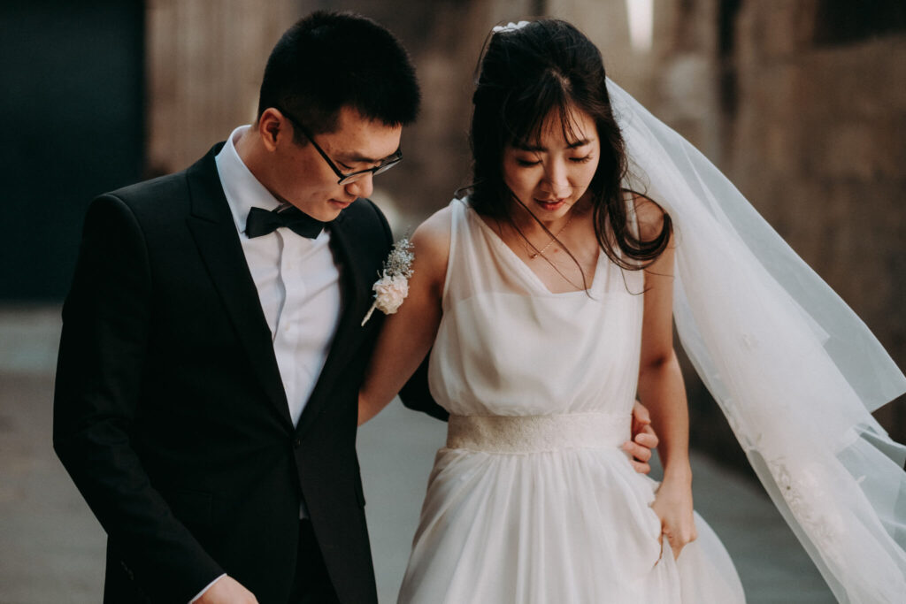 pre-wedding session in barcelona old quarter