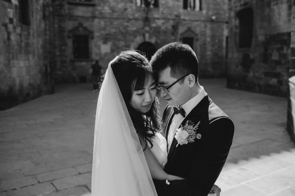 pre-wedding session in barcelona old quarter