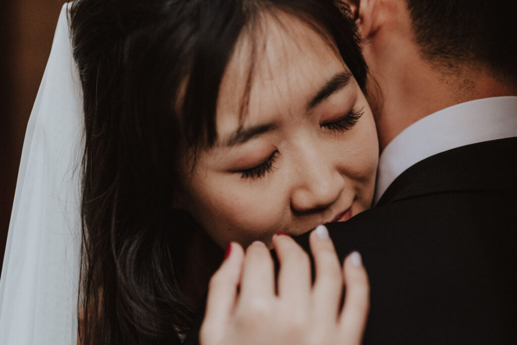 pre-wedding session in barcelona old quarter