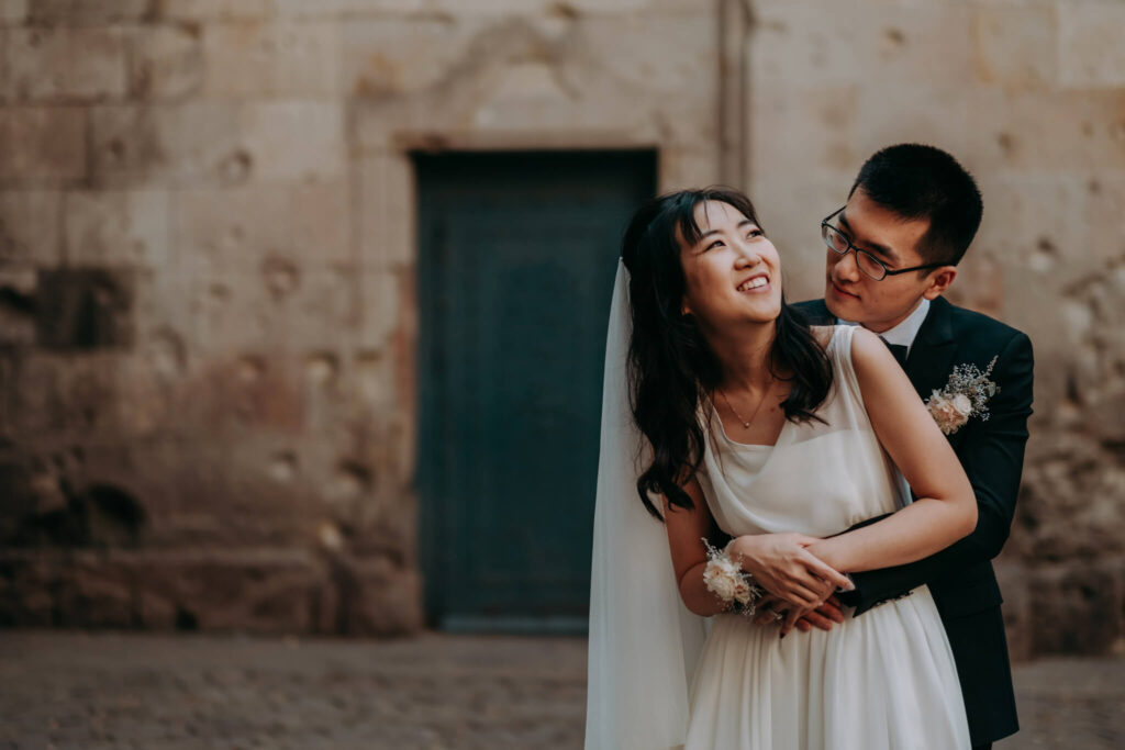 pre-wedding session in barcelona old quarter