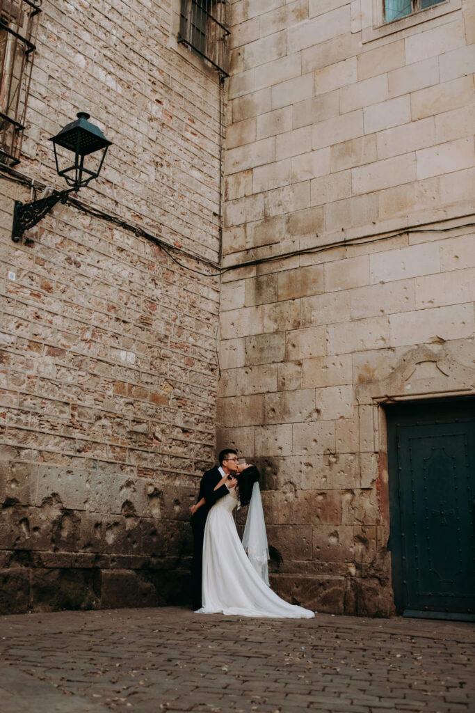 pre-wedding session in barcelona old quarter