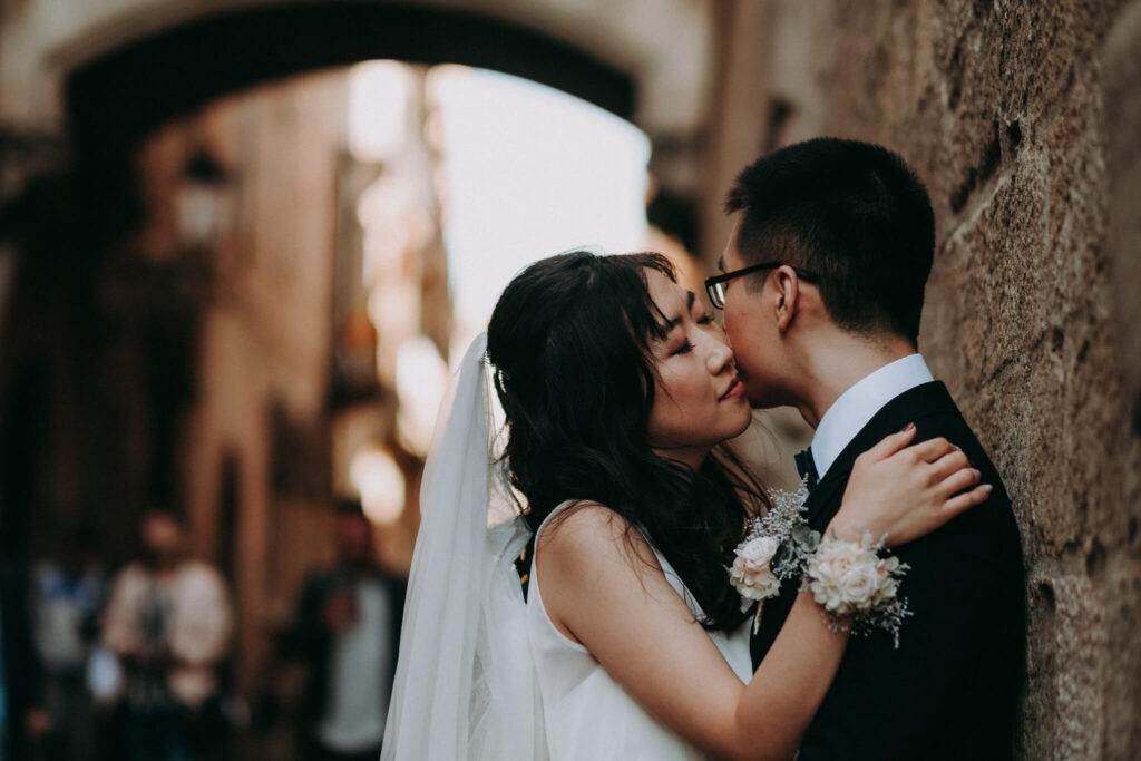 pre-wedding session in barcelona old quarter